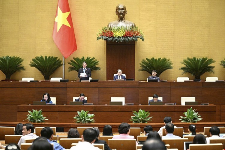 Quốc hội họp phiên toàn thể tại hội trường dưới sự điều hành của Phó Chủ tịch Quốc hội Nguyễn Đức Hải