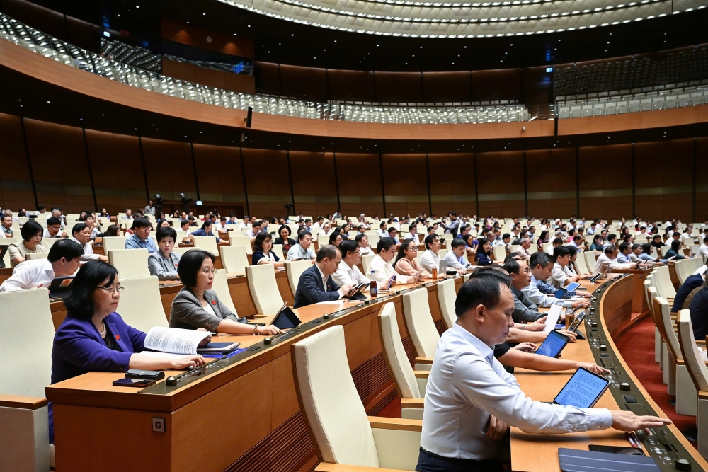 Đại biểu biểu quyết thông qua Nghị quyết thí điểm về một số cơ chế, chính sách đặc thù phát triển nhà ở xã hội bằng hình thức biểu quyết điện tử. (Ảnh Media Quốc hội)