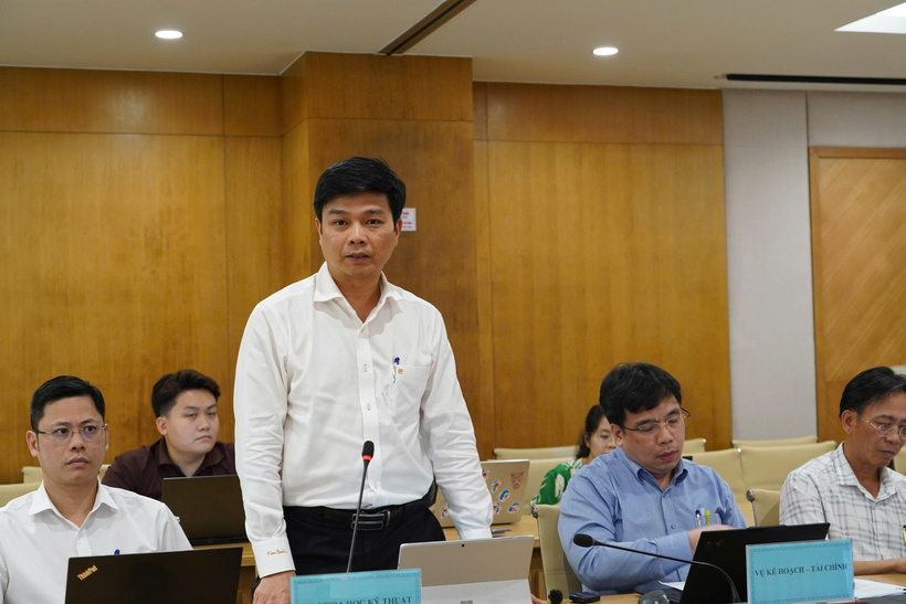 Ông Nguyễn Phú Hùng chia sẻ thông tin với báo chí tại cuộc họp báo chiều 27/6. Ảnh: Phong Lâm
