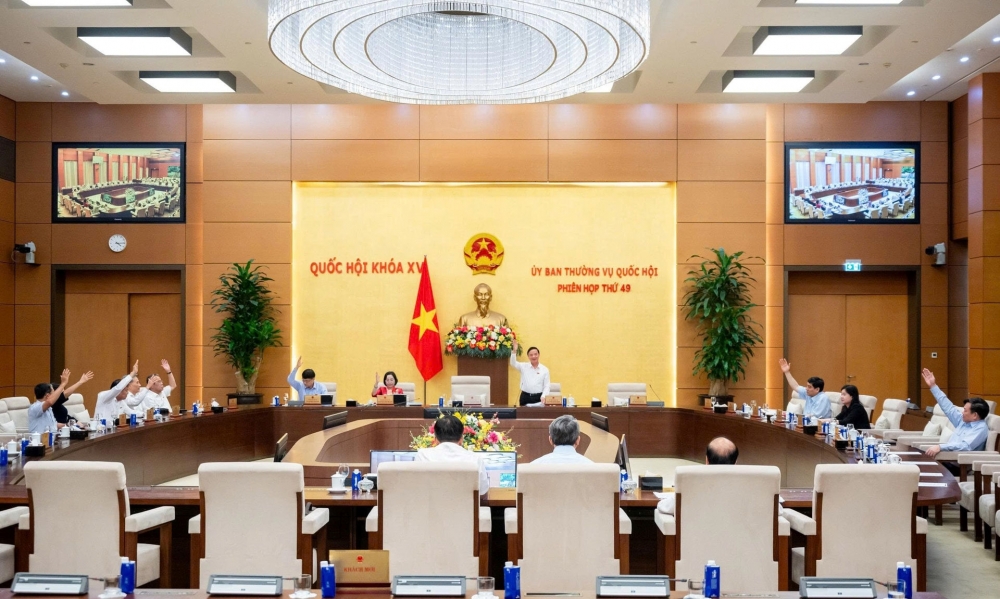 Ủy ban Thường vụ Quốc hội biểu quyết thông qua Nghị quyết về Chương trình lập pháp năm 2026. Ảnh Internet
