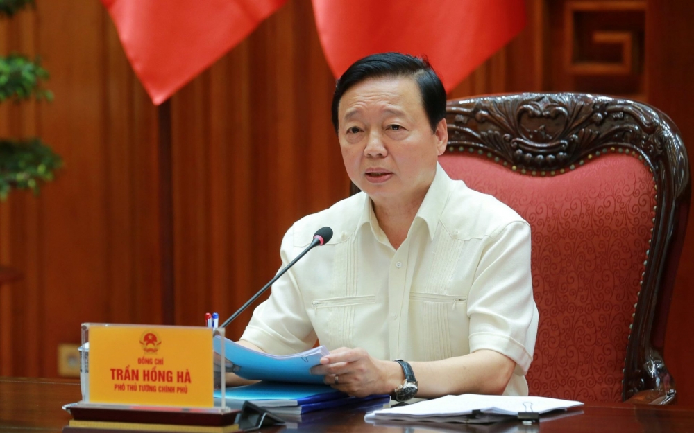 Phó Thủ tướng Trần Hồng Hà nghe báo cáo tiếp thu ý kiến với dự thảo sửa đổi, bổ sung Luật Đất đai năm 2024. Ảnh: VGP